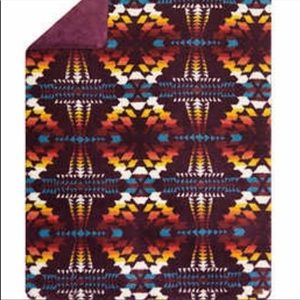 Pendleton “Legend Lake. Berry” Sherpa Throw!